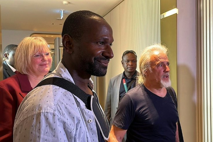 French freelancer Olivier Dubois (L) and American aid worker Jeffery Woodke (R) emerged from a plane that landed at Niamey airport
